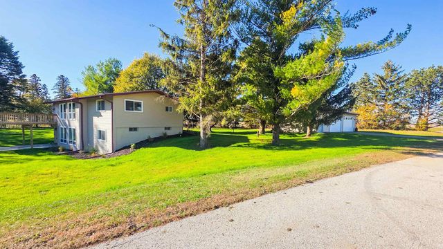 113 Island View Drive, Waverly, IA 50677