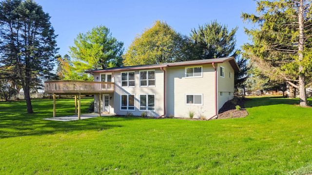 113 Island View Drive, Waverly, IA 50677