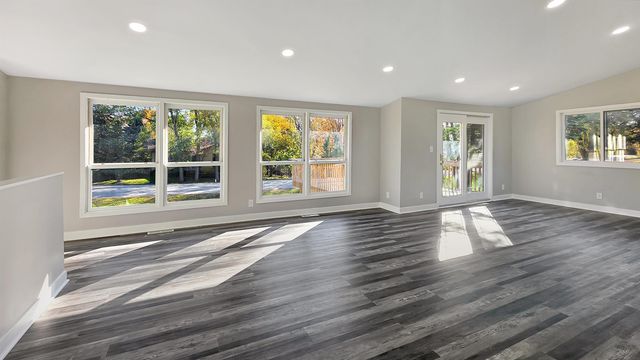 113 Island View Drive, Waverly, IA 50677