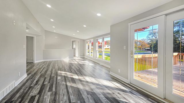 113 Island View Drive, Waverly, IA 50677