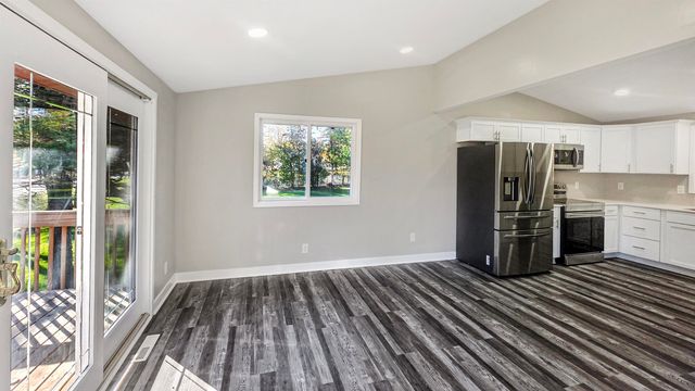 113 Island View Drive, Waverly, IA 50677