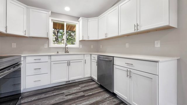 113 Island View Drive, Waverly, IA 50677