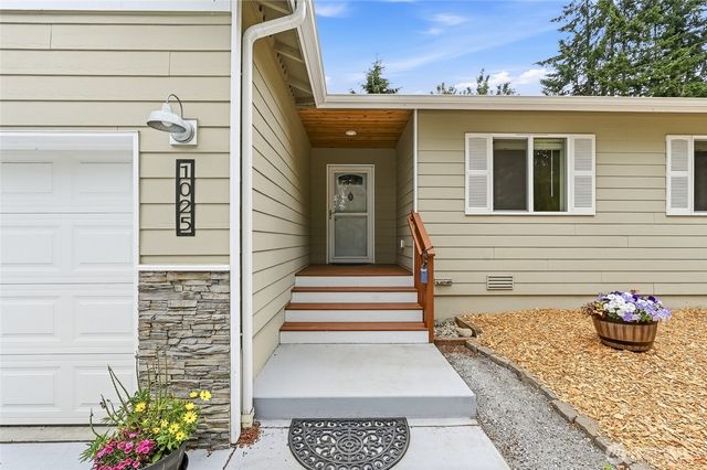 1025 Loganberry Ln, Camano Island, WA 98282