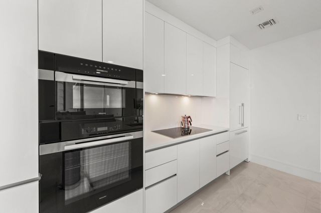 220 Lake Shore Drive 1125, Lake Park, FL 33403