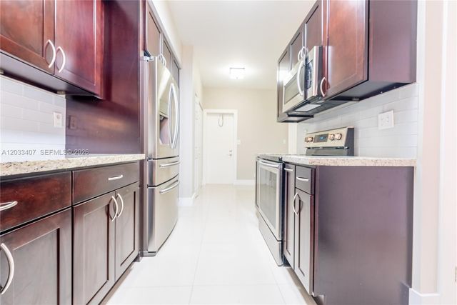 19160 NW 82nd Cir Court 31L, Hialeah, FL 33015