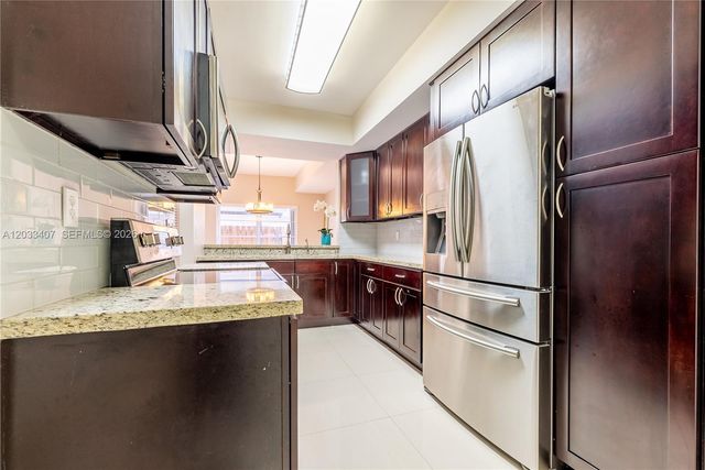 19160 NW 82nd Cir Court 31L, Hialeah, FL 33015