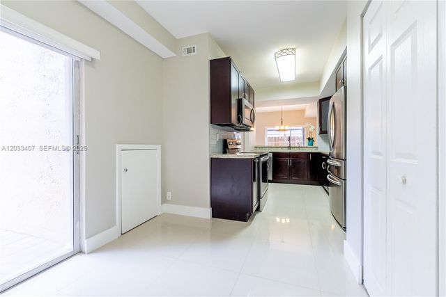 19160 NW 82nd Cir Court 31L, Hialeah, FL 33015