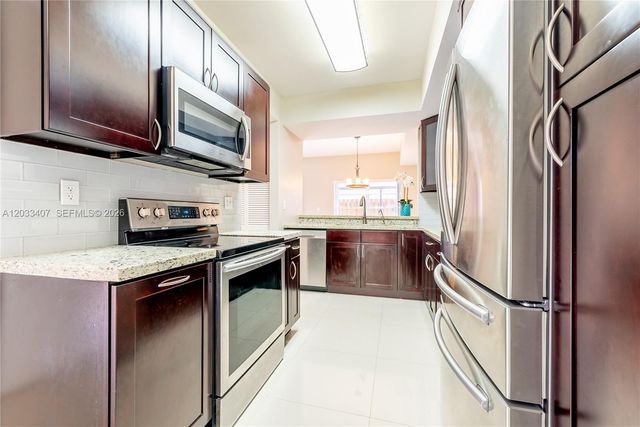 19160 NW 82nd Cir Court 31L, Hialeah, FL 33015