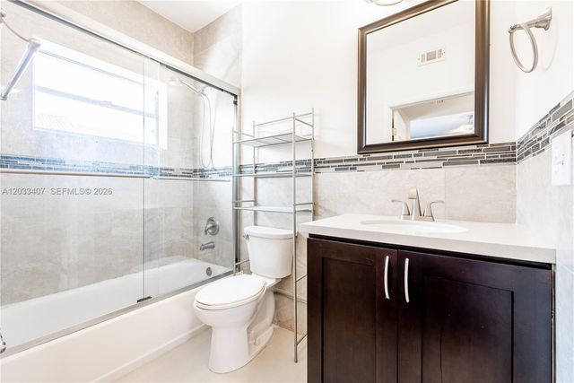19160 NW 82nd Cir Court 31L, Hialeah, FL 33015