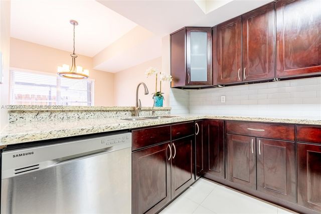 19160 NW 82nd Cir Court 31L, Hialeah, FL 33015