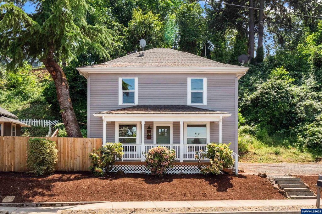 601 McClaine St, Silverton, OR 97381