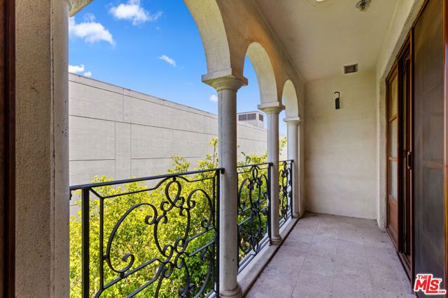 9249 Burton Way 404, Beverly Hills, CA 90210