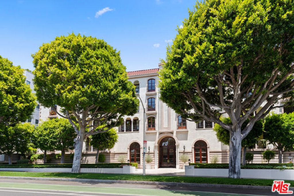9249 Burton Way 404, Beverly Hills, CA 90210
