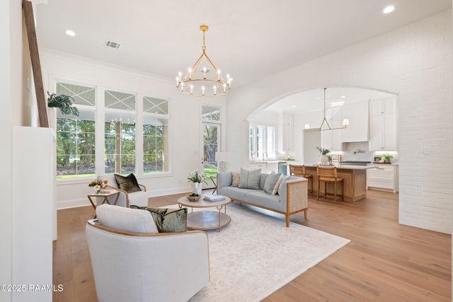 111 Leaning Oak Drive, Lafayette, LA 70508