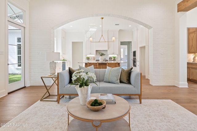 111 Leaning Oak Drive, Lafayette, LA 70508