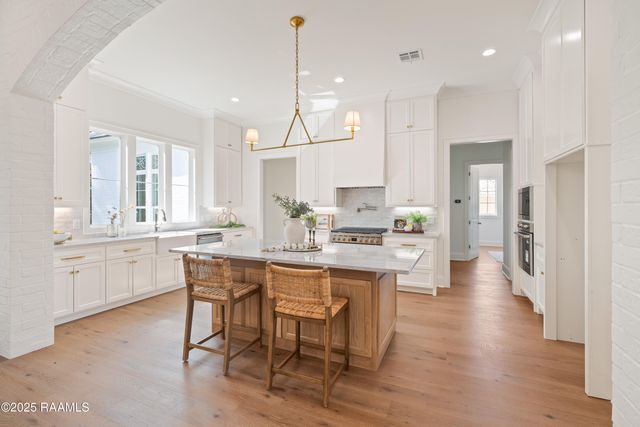 111 Leaning Oak Drive, Lafayette, LA 70508