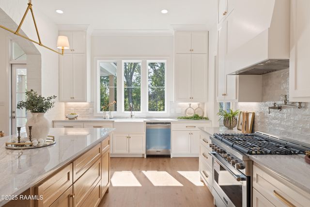 111 Leaning Oak Drive, Lafayette, LA 70508