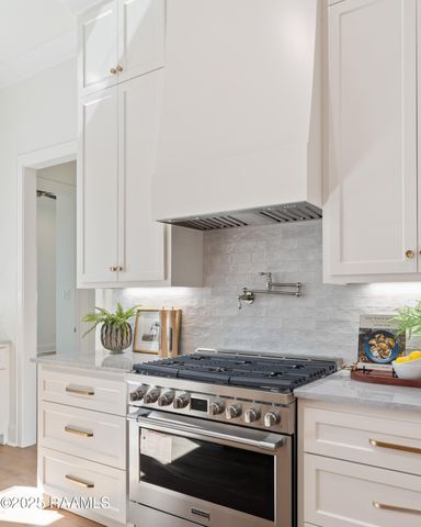 111 Leaning Oak Drive, Lafayette, LA 70508