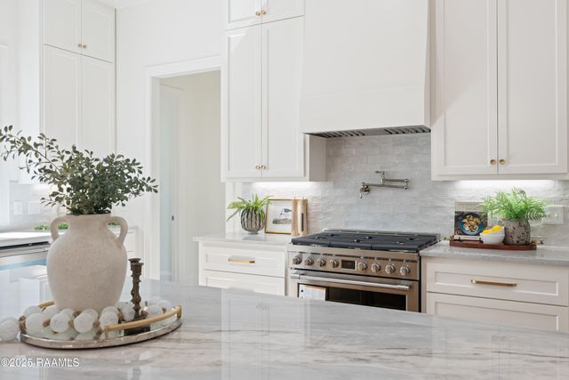 111 Leaning Oak Drive, Lafayette, LA 70508