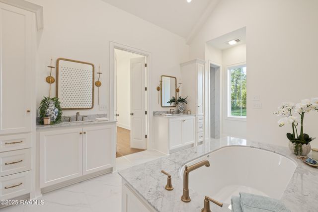 111 Leaning Oak Drive, Lafayette, LA 70508