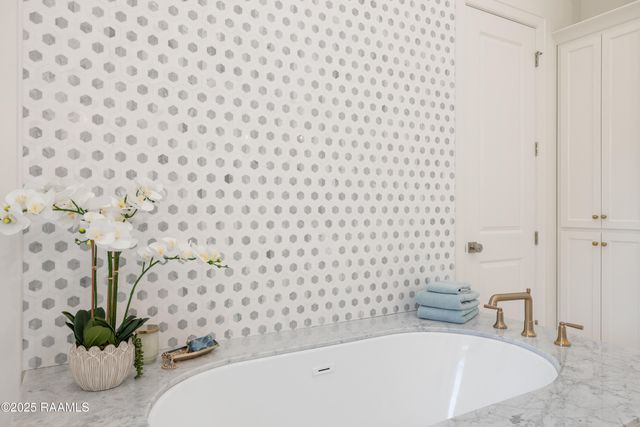 111 Leaning Oak Drive, Lafayette, LA 70508