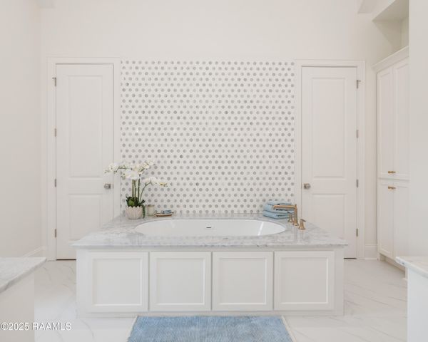 111 Leaning Oak Drive, Lafayette, LA 70508