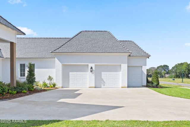 111 Leaning Oak Drive, Lafayette, LA 70508