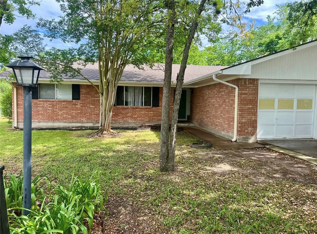 407 Fairway Drive, Bryan, TX 77801
