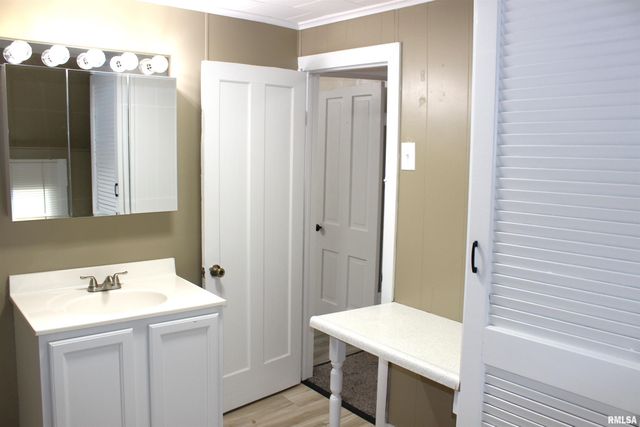 103 N SWARTS Street, Abingdon, IL 61410