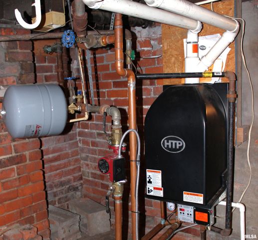 103 N SWARTS Street, Abingdon, IL 61410