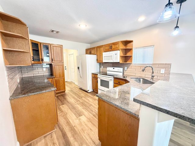 526 W Main St, Valley Center, KS 67147