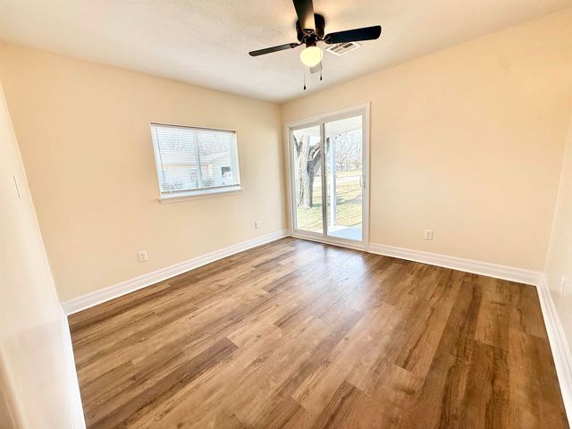 526 W Main St, Valley Center, KS 67147