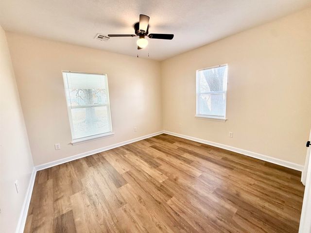 526 W Main St, Valley Center, KS 67147