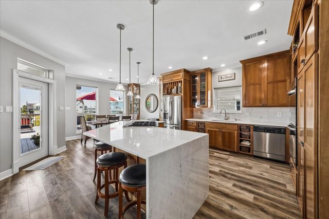 515 Westerly Drive, Tiki Island, TX 77554