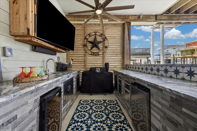 515 Westerly Drive, Tiki Island, TX 77554
