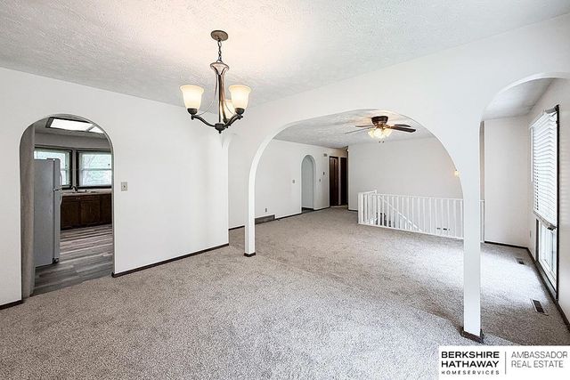 702 Shannon Road, Papillion, NE 68046