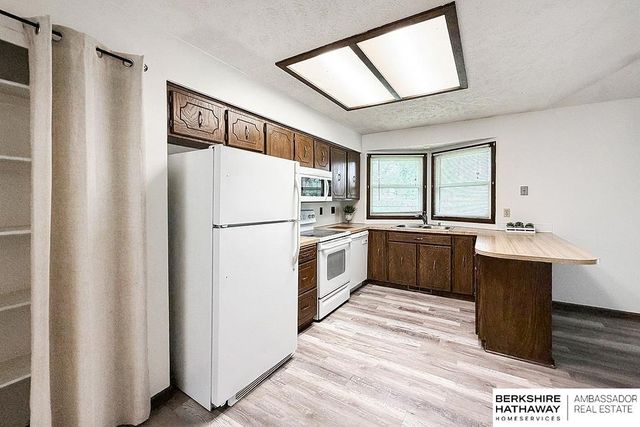 702 Shannon Road, Papillion, NE 68046