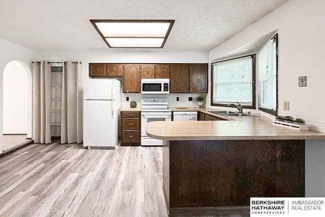 702 Shannon Road, Papillion, NE 68046