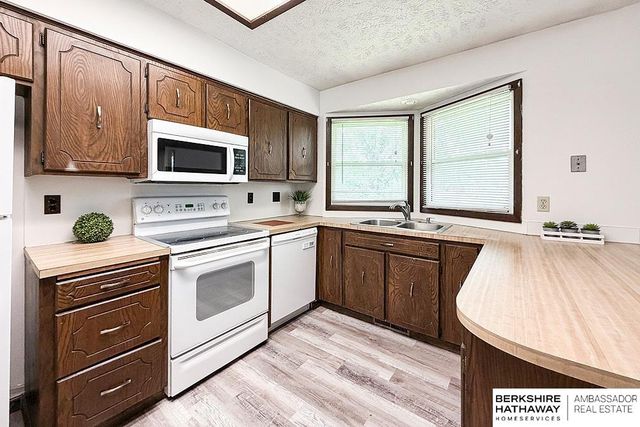 702 Shannon Road, Papillion, NE 68046