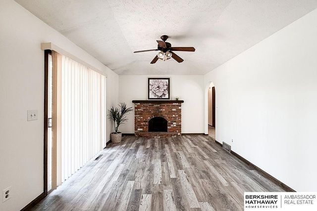 702 Shannon Road, Papillion, NE 68046