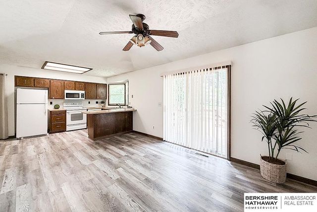 702 Shannon Road, Papillion, NE 68046