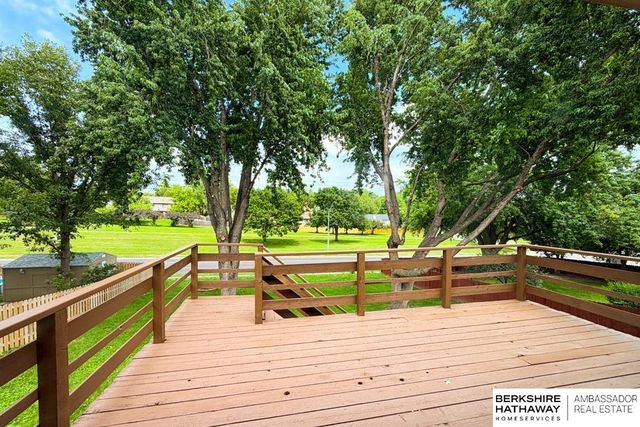 702 Shannon Road, Papillion, NE 68046
