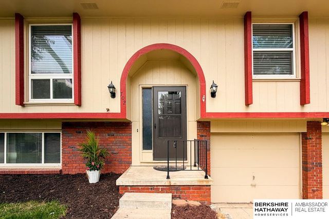 702 Shannon Road, Papillion, NE 68046