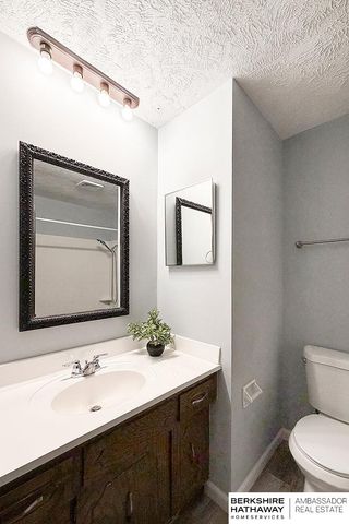 702 Shannon Road, Papillion, NE 68046