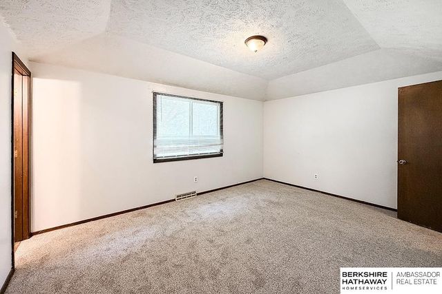 702 Shannon Road, Papillion, NE 68046