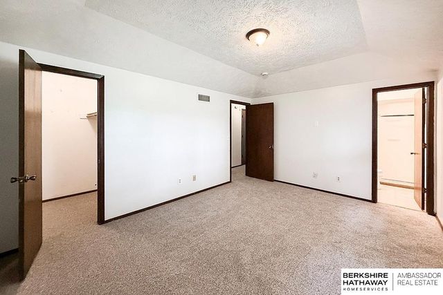 702 Shannon Road, Papillion, NE 68046