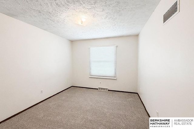 702 Shannon Road, Papillion, NE 68046