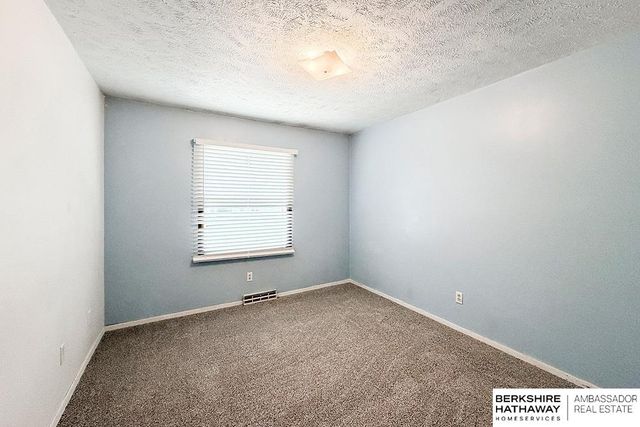 702 Shannon Road, Papillion, NE 68046
