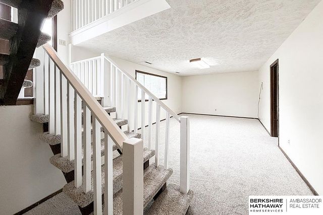 702 Shannon Road, Papillion, NE 68046