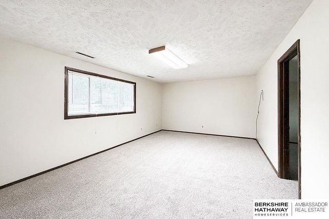 702 Shannon Road, Papillion, NE 68046